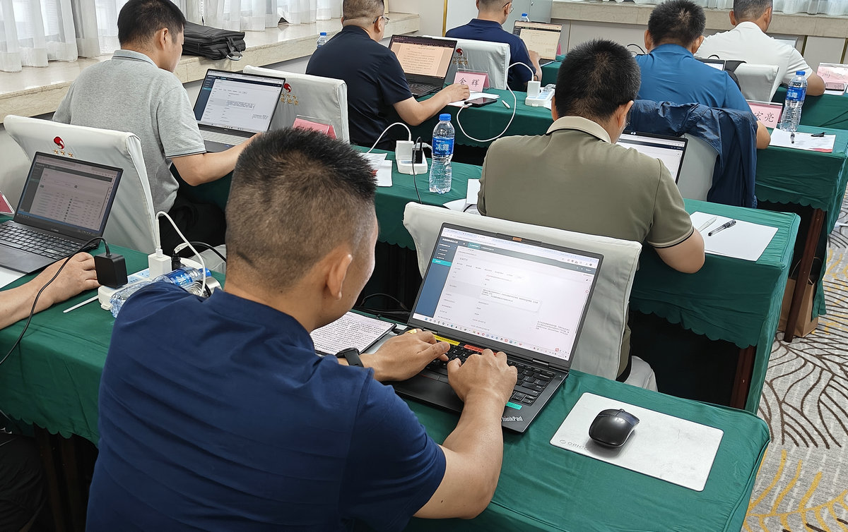 专家审阅参赛企业资料.jpg